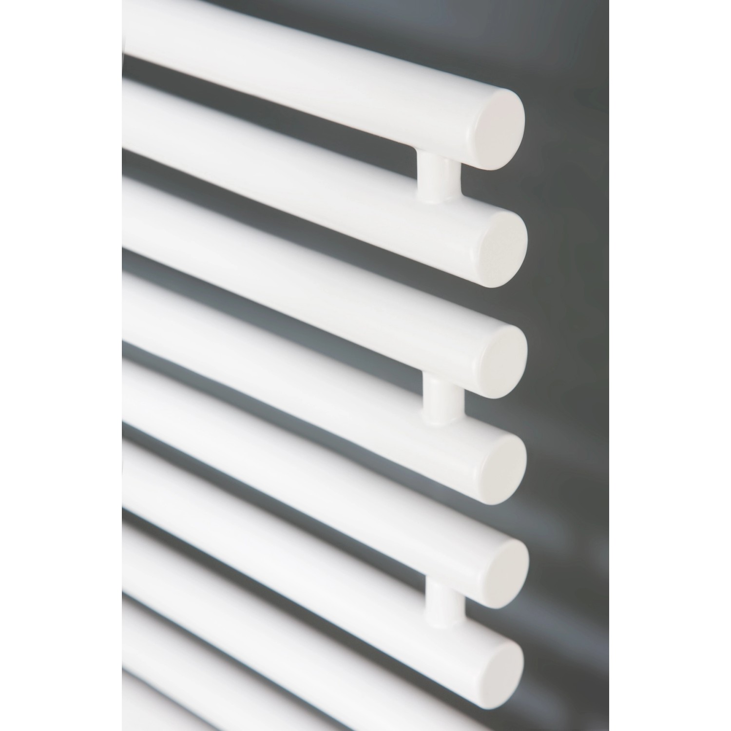 Detailaufnahme: Weißer Ximax Badheizkörper Helene, Heizkörper für Handtücher und Bad.