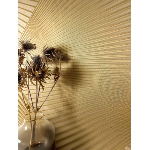 Goldene Newroom Vliestapete Aristeo mit grafischem Muster und Struktur.