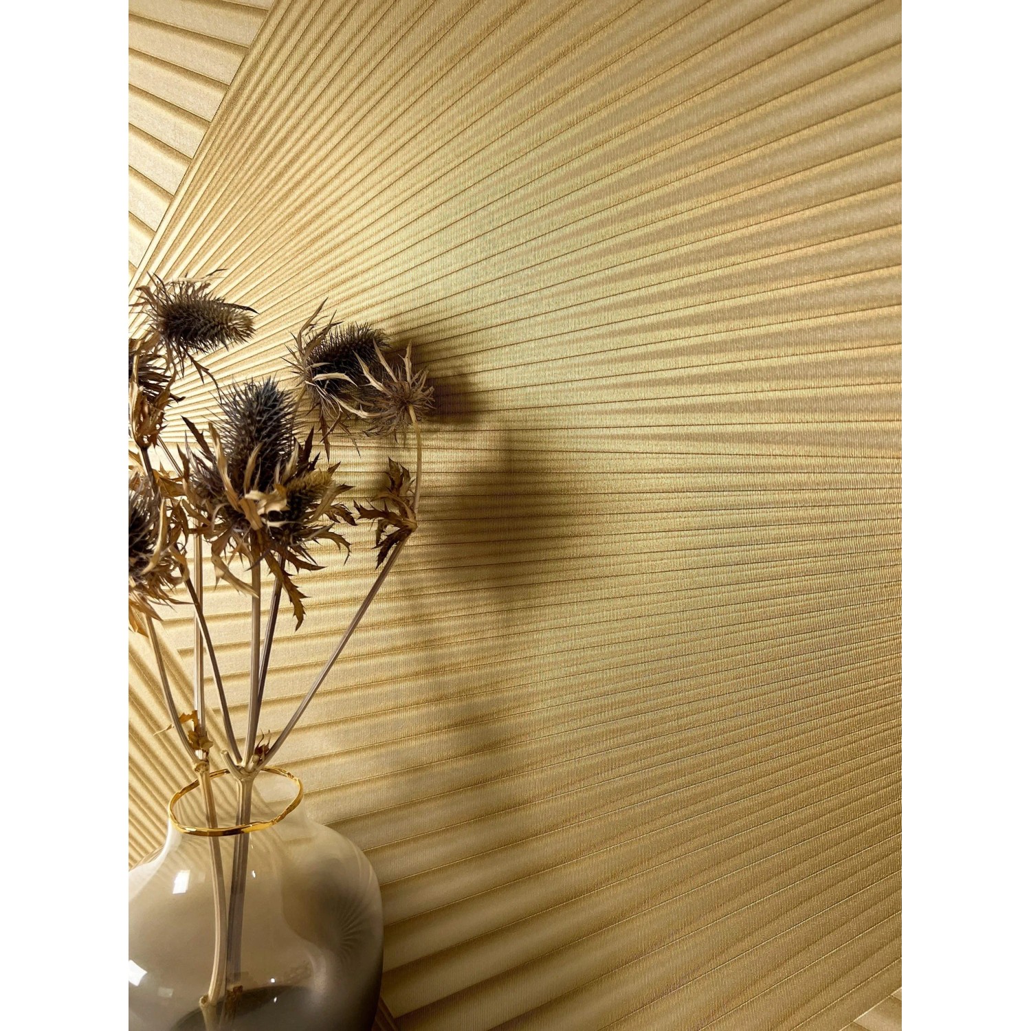 Goldene Newroom Vliestapete Aristeo mit grafischem Muster und Struktur.