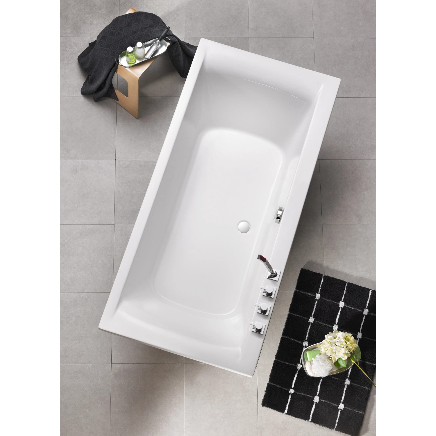 Weiße Ottofond Rechteck-Badewanne Rosa, 180x80 cm, mit Armaturen auf breitem Wannenrand.