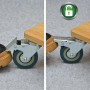 Schwerlast Möbelrolle 75 mm mit Bremse, die ein Fuß löst. Metallgehäuse, Nylonrad, an Holz befestigt. Entriegelt.