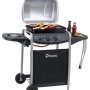 Tepro Gasgrill Fremont, schwarz/silber, mit Seitenkochfeld und Grillgut auf dem Rost.