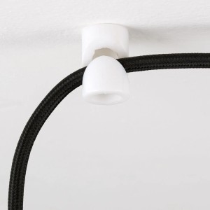 Weißer Orion Lightstyle Kabelhalter mit schwarzem Textilkabel an Decke montiert.