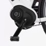 Detailaufnahme Mittelmotor und Pedal des weißen Fischer Cita 3.1i E-Bikes.