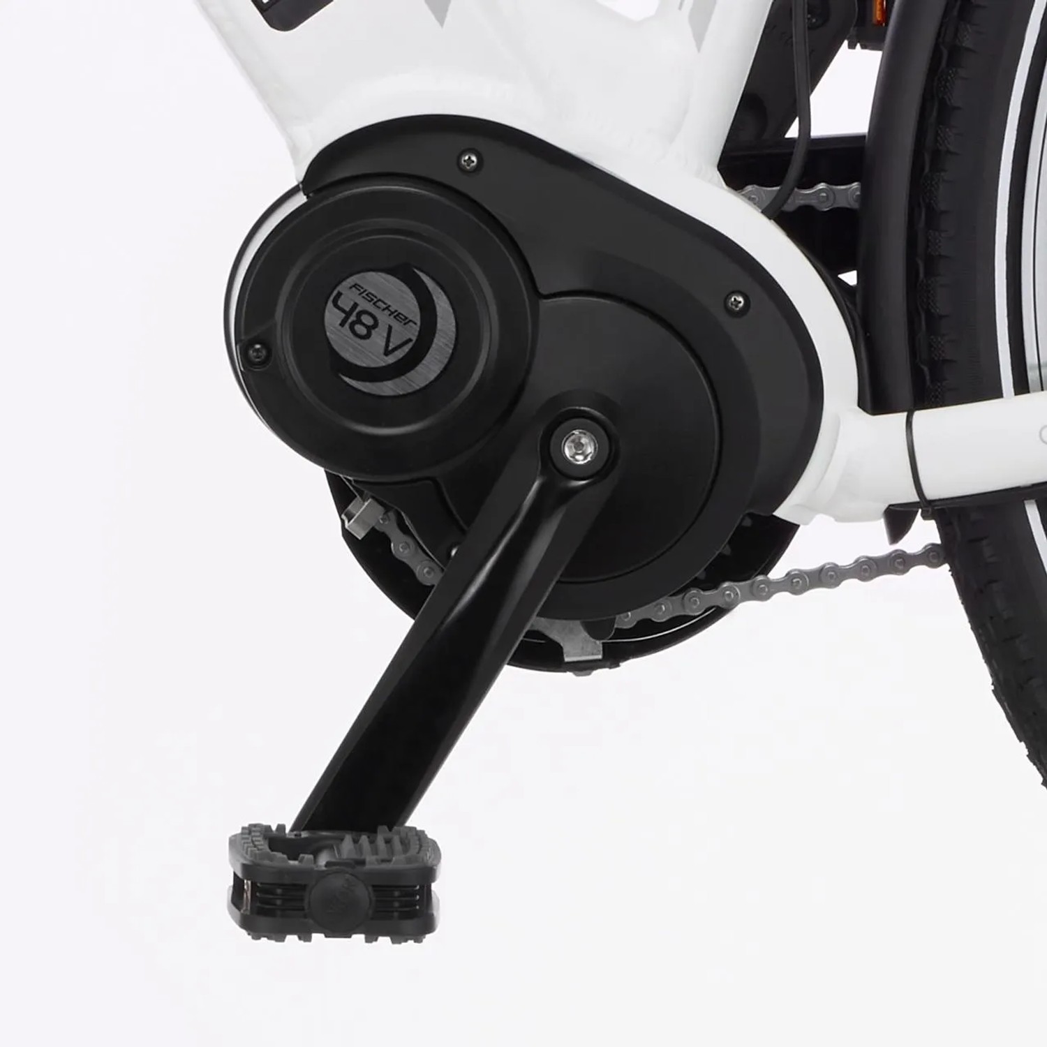 Detailaufnahme Mittelmotor und Pedal des weißen Fischer Cita 3.1i E-Bikes.