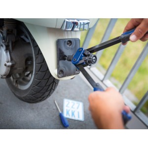 LUX Nietmutternzange Comfort im Einsatz am Roller, Zange zum Anbringen von Muttern.