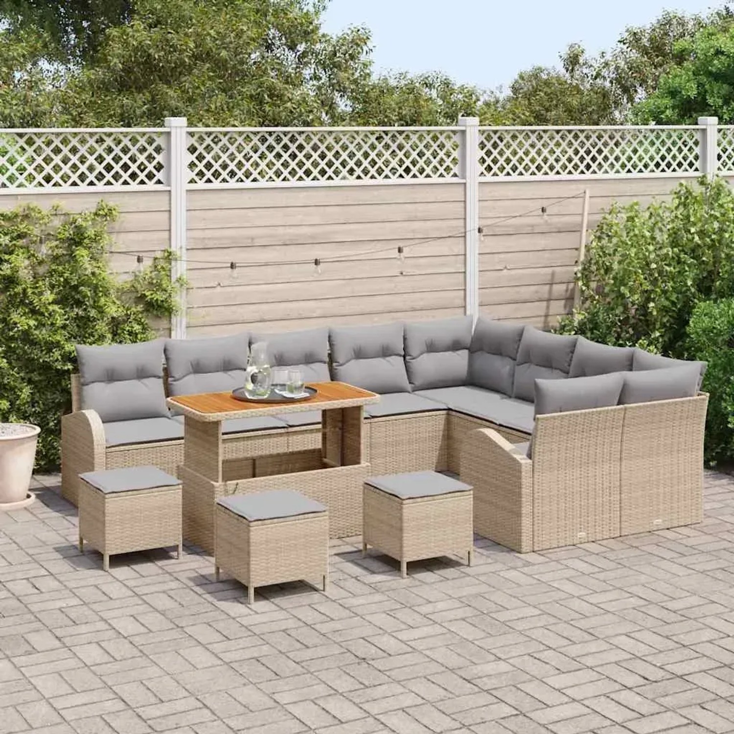 Beiges 13-tlg. vidaXL Garten-Sofa-Set aus Poly Rattan mit Tisch und grauen Kissen.