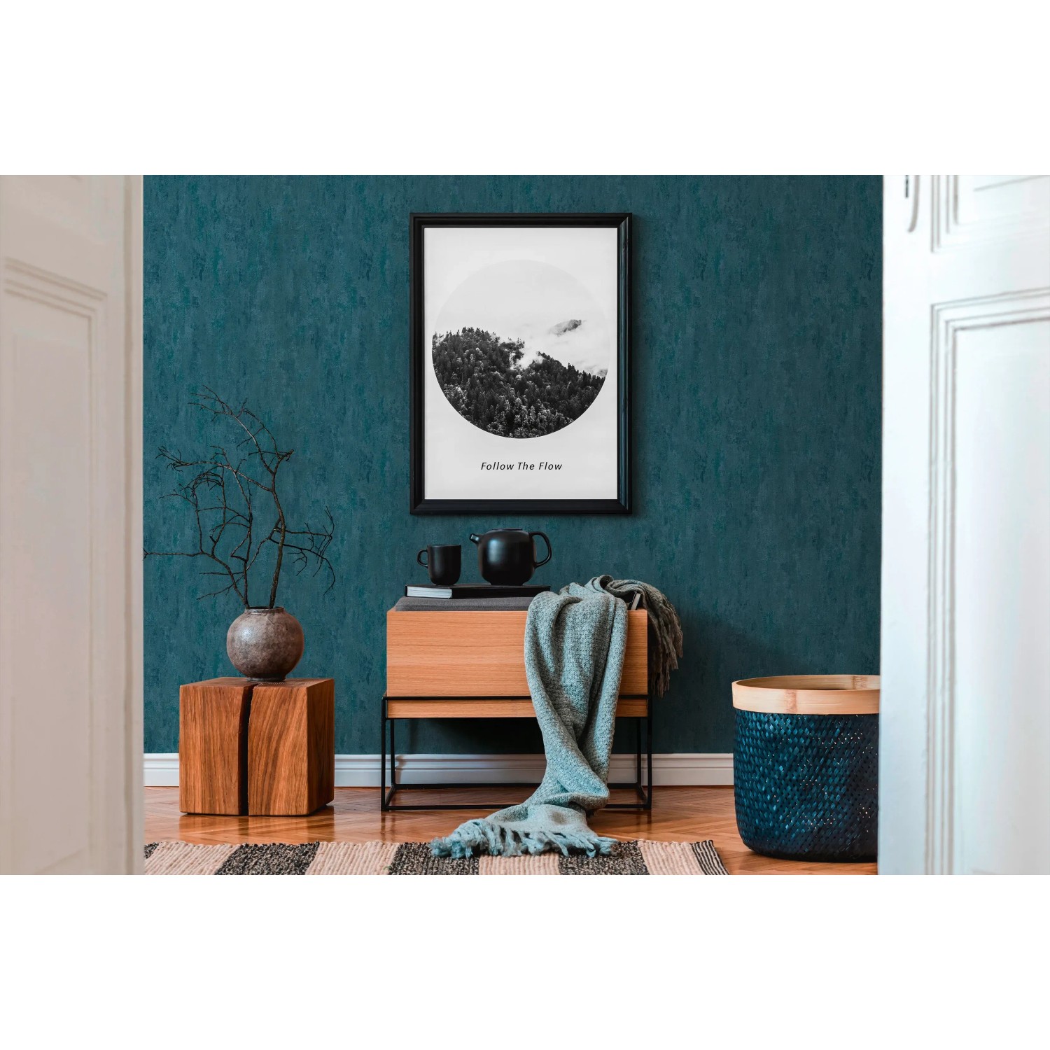 Blau glänzende Vliestapete Trendwall 2 Uni im Wohnraum mit Deko.