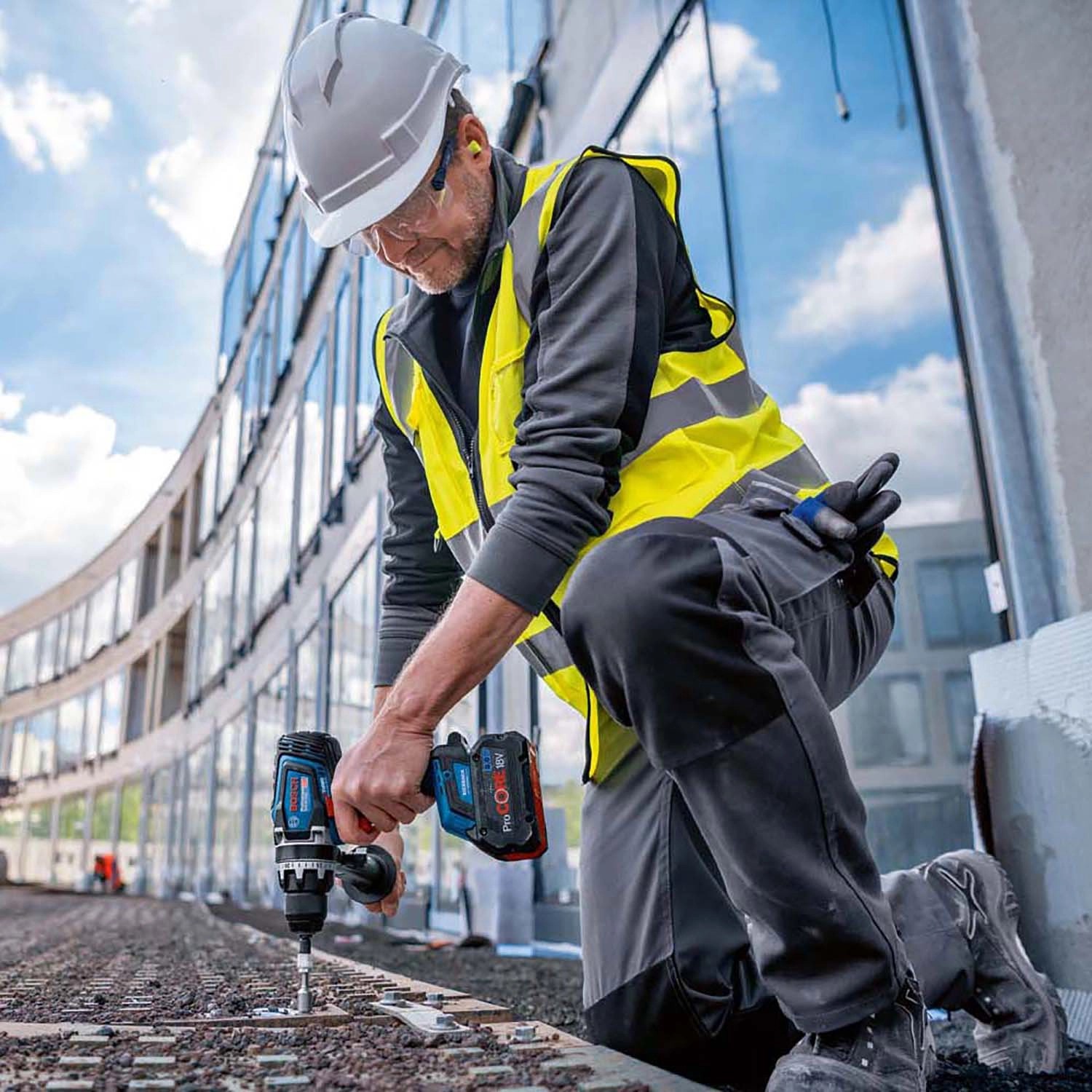 Handwerker mit Bosch Professional Akku-Bohrschrauber GSR 18V-150 C bei der Arbeit.