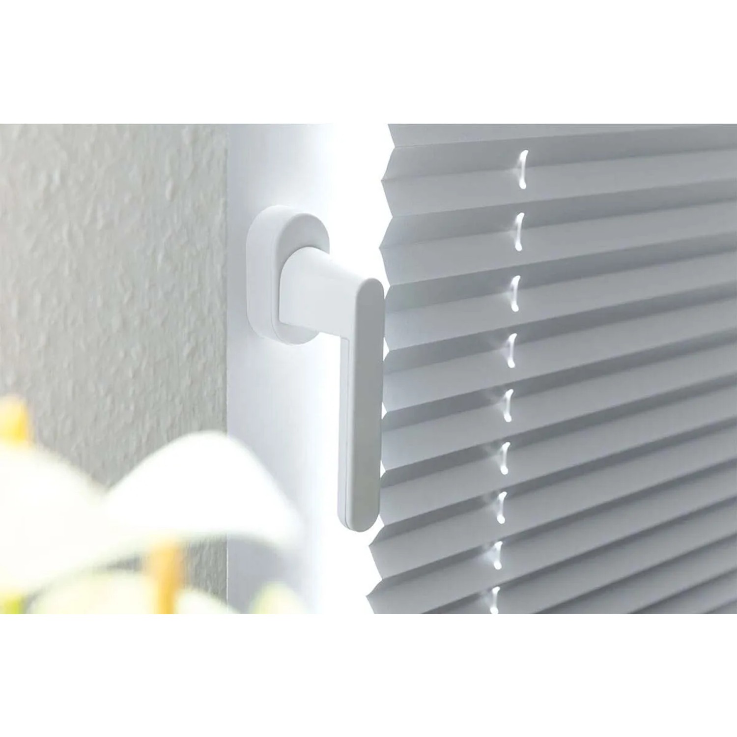 Weißer Schellenberg Sicherheits-Alarmgriff 37 mm am Fenster mit Jalousie.