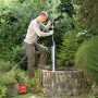 Einhell Tiefbrunnenpumpe GC-DW 1300 N im Einsatz an einem Brunnen, bedient von einer Person.