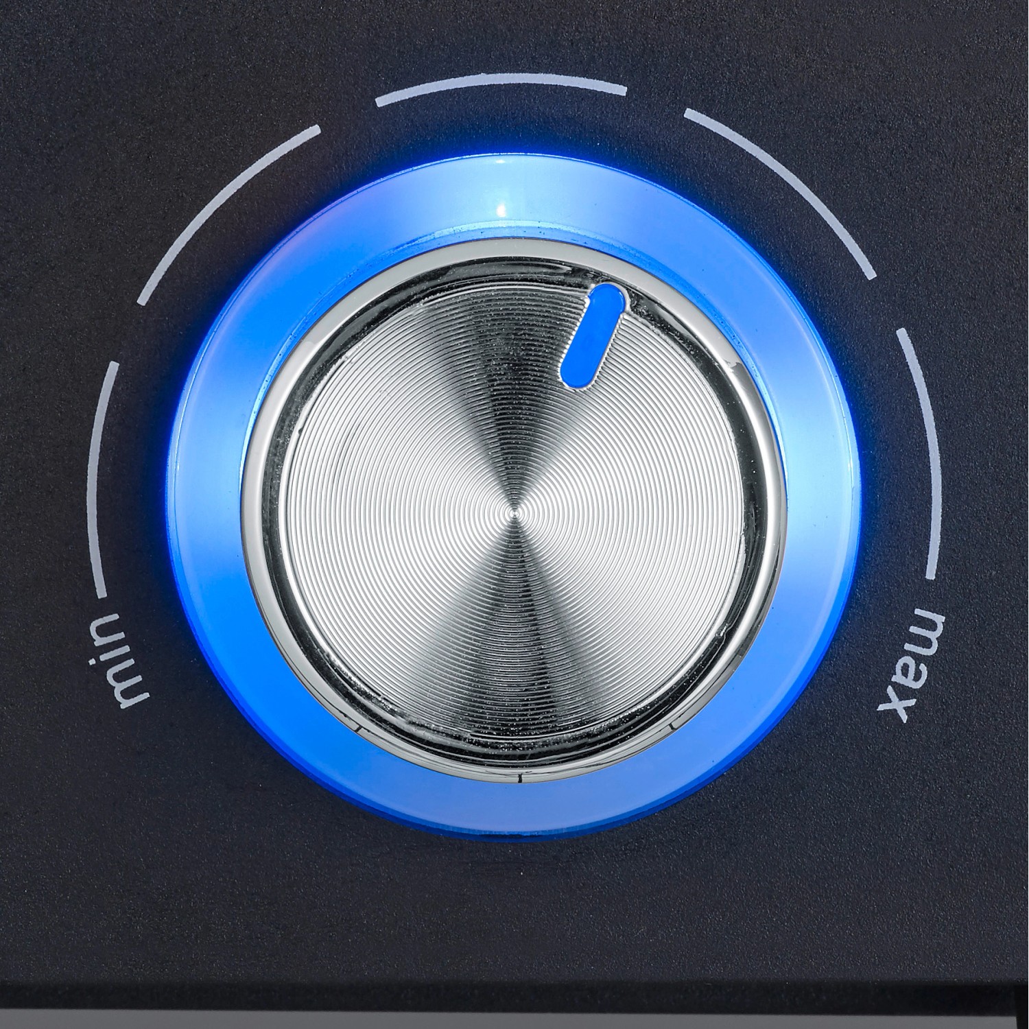 Detailaufnahme: Drehknopf mit blauer LED-Beleuchtung des Severin Standgrills PG 8566.