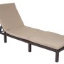 Braune Poly-Rattan Sonnenliege mit cremefarbenem Polster und verstellbarer Rückenlehne für Garten & Terrasse.