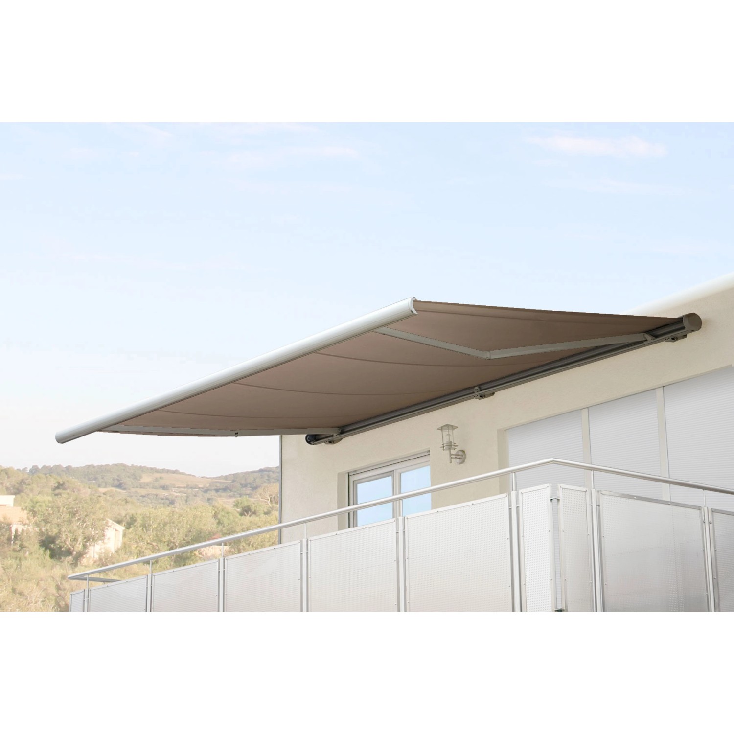 Elektrische Kassettenmarkise, 5x3m, sandfarben, ausgefahren am Balkon.