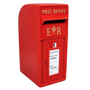 Roter Monstershop Briefkasten im englischen Stil mit Post Office Aufschrift.