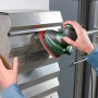 Bosch PSM 160 A Multischleifer in Aktion beim Schleifen einer Metalloberfläche.