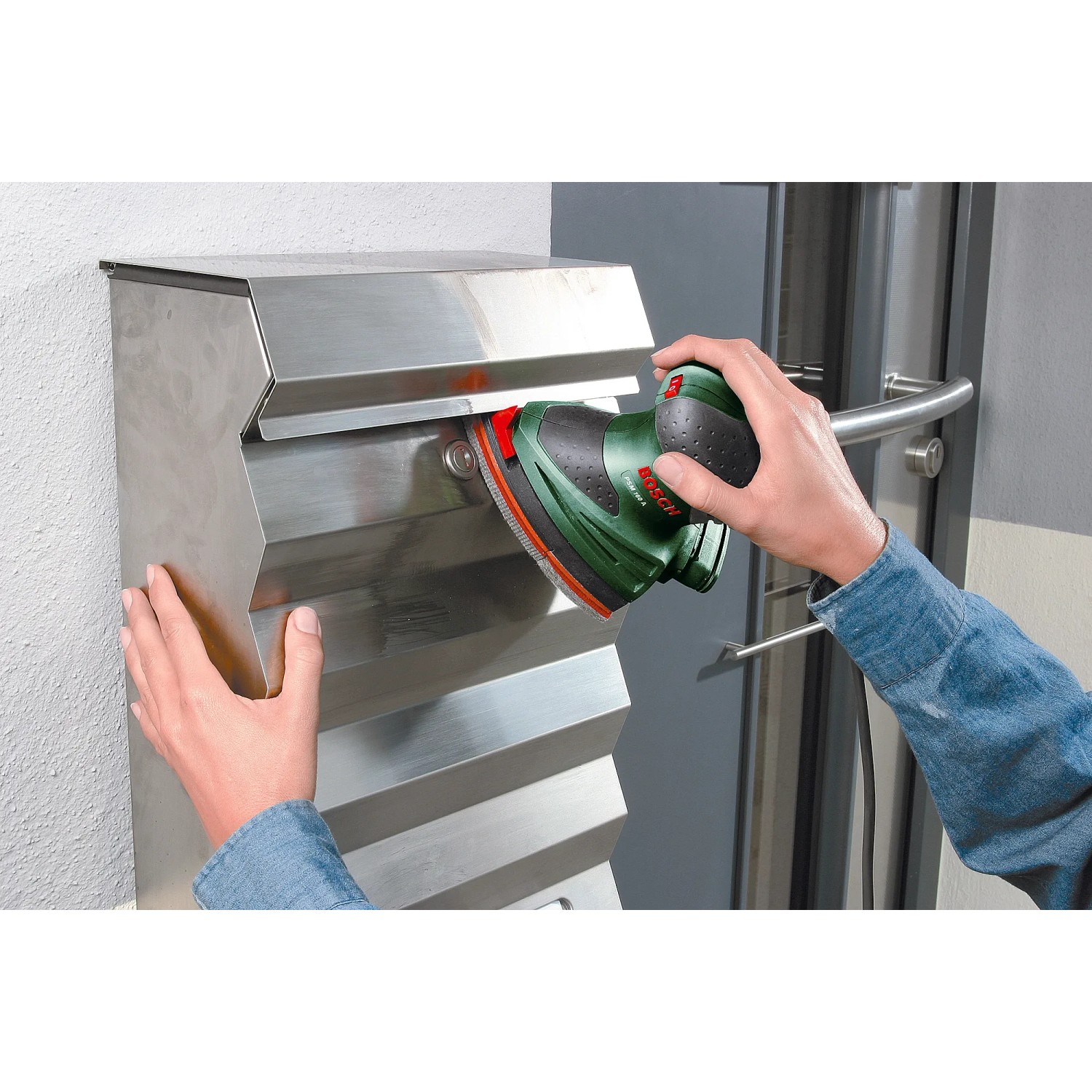 Bosch PSM 160 A Multischleifer in Aktion beim Schleifen einer Metalloberfläche.