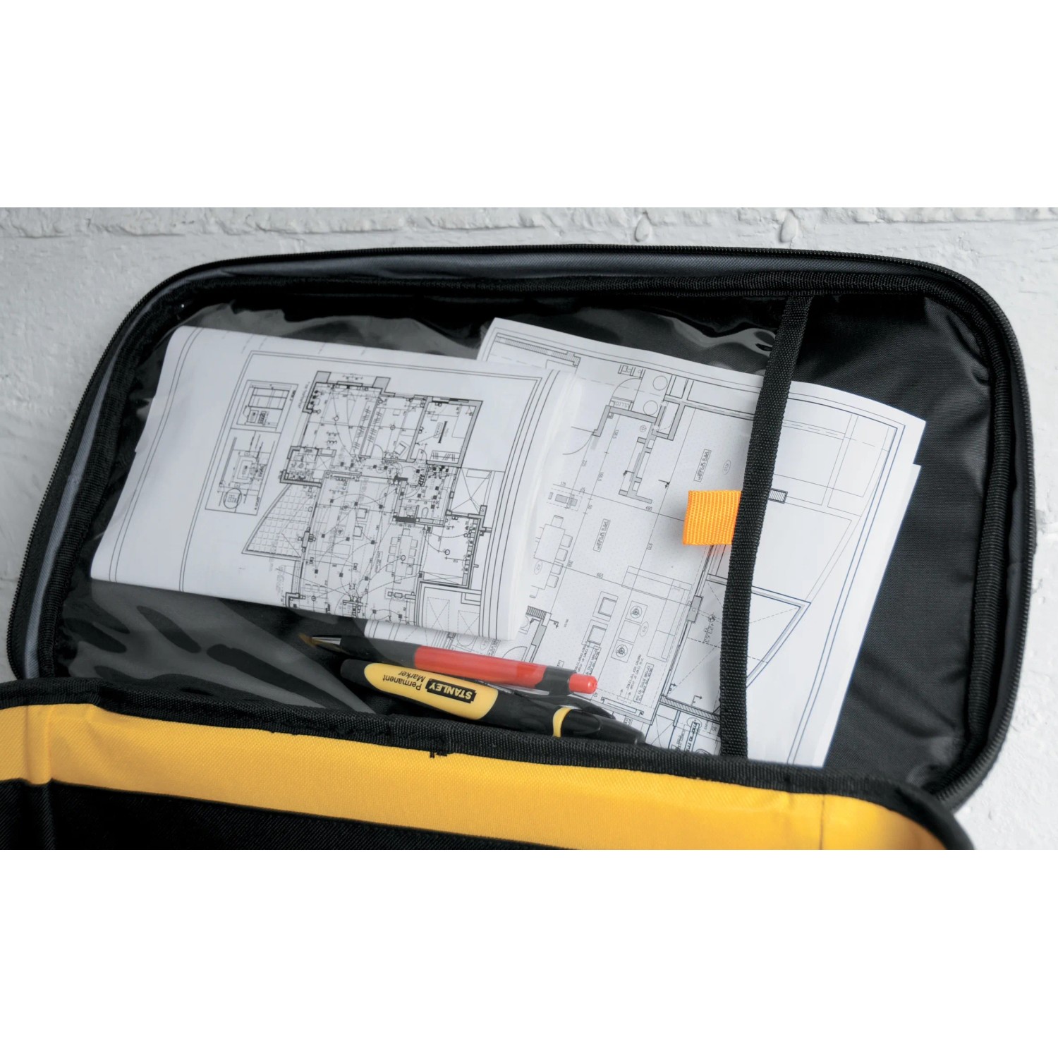 Offene Stanley Werkzeugtasche 1-96-193 mit Bauplan und Stiften im Dokumentenfach.