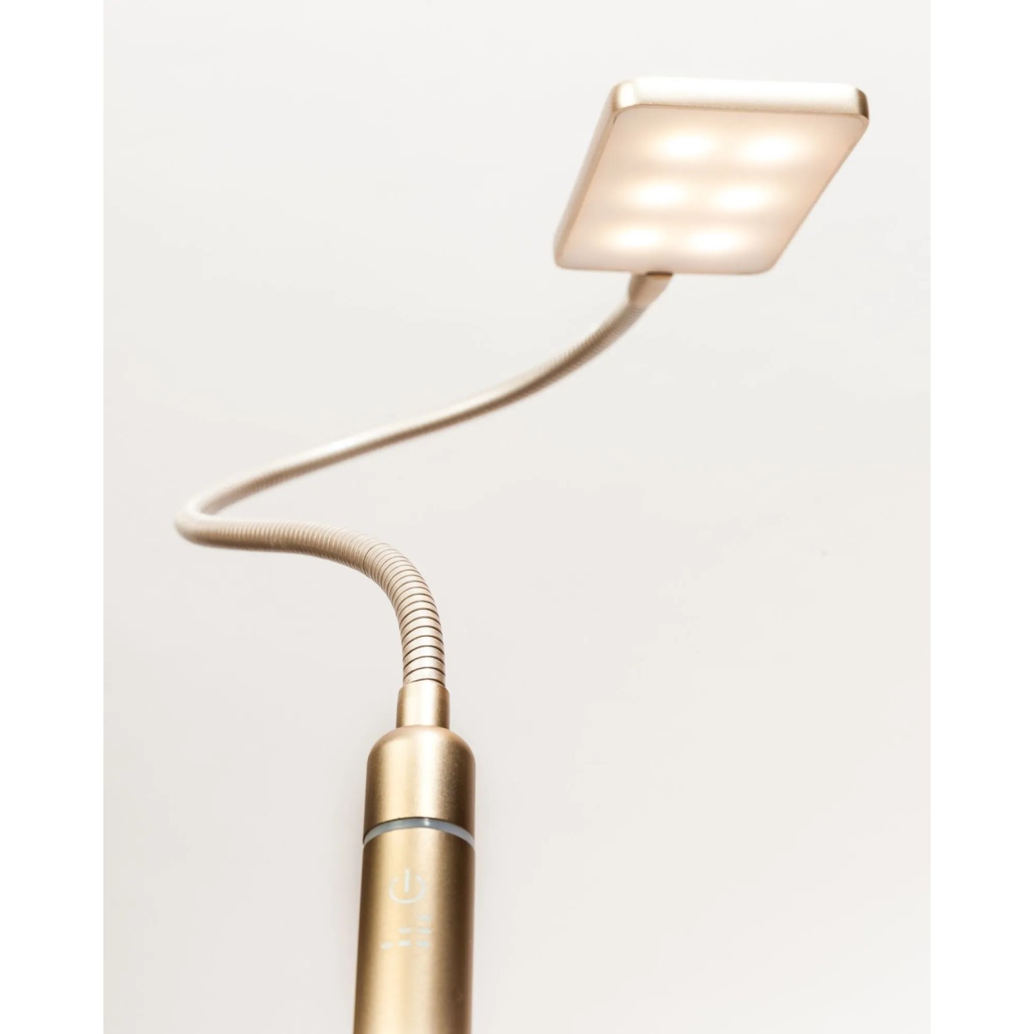 Dimmbare LED Bettleuchte in Messing-Optik mit flexiblem Schwanenhals für optimale Ausrichtung.
