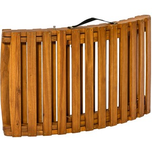 Zusammengeklappte Merxx Sonnenliege Honopu aus Akazienholz mit Tragegriff.