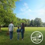 Familie im Park mit Philips LED-Leuchtmittel Werbung für Energieeffizienz.