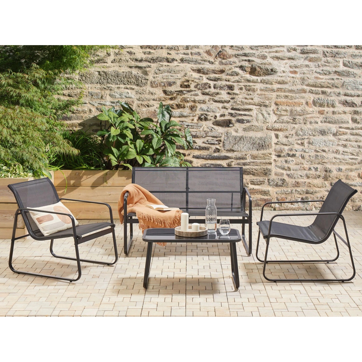 Schwarzes Beliani Lounge Set BARREA mit Sofa, Sesseln und Tisch für den Garten.