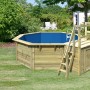 Karibu Holzpool X1 mit blauer Innenhülle, Leiter und Holzdeck im Garten.