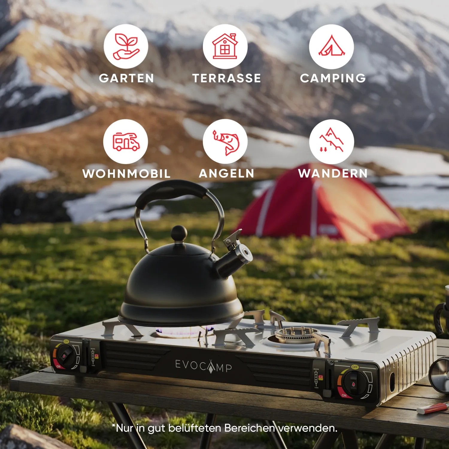 Evocamp Camping Gaskocher 2-flammig mit Teekessel und Gaskartuschen vor Berglandschaft.