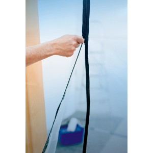 LUX Folientür mit Zipper, 2,1x1,1m, zum staubdichten Verschließen von Türen, Hand öffnet Reißverschluss.