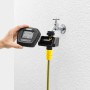 Kärcher WT 5 Bewässerungsautomat am Wasserhahn mit gelbem Schlauch und Hand.