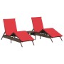 2 braune Poly Rattan Sonnenliegen mit roten Kissen und kleinem Tisch für den Garten.