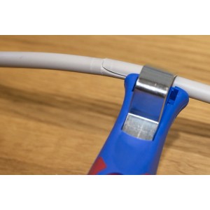 WEICON Kabelmesser No. 4-16 beim Abmanteln eines Kabels.