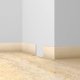 Esche graue, selbstklebende Knickwinkel Sockelleiste (48x13mm, 10m) an Wand und Ecke.
