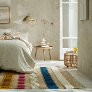 Mehrfarbiger Flair Rugs Hochflorteppich Medina aus Jute, Wolle, Baumwolle mit strukturierten Streifen im Schlafzimmer.