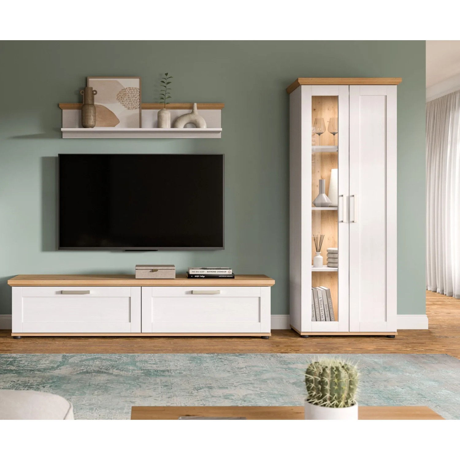 Weiße 3-teilige Wohnwand Mirano im Landhausstil mit Lärche-Eiche-Dekor. Besteht aus Vitrine, TV-Lowboard, Wandboard.