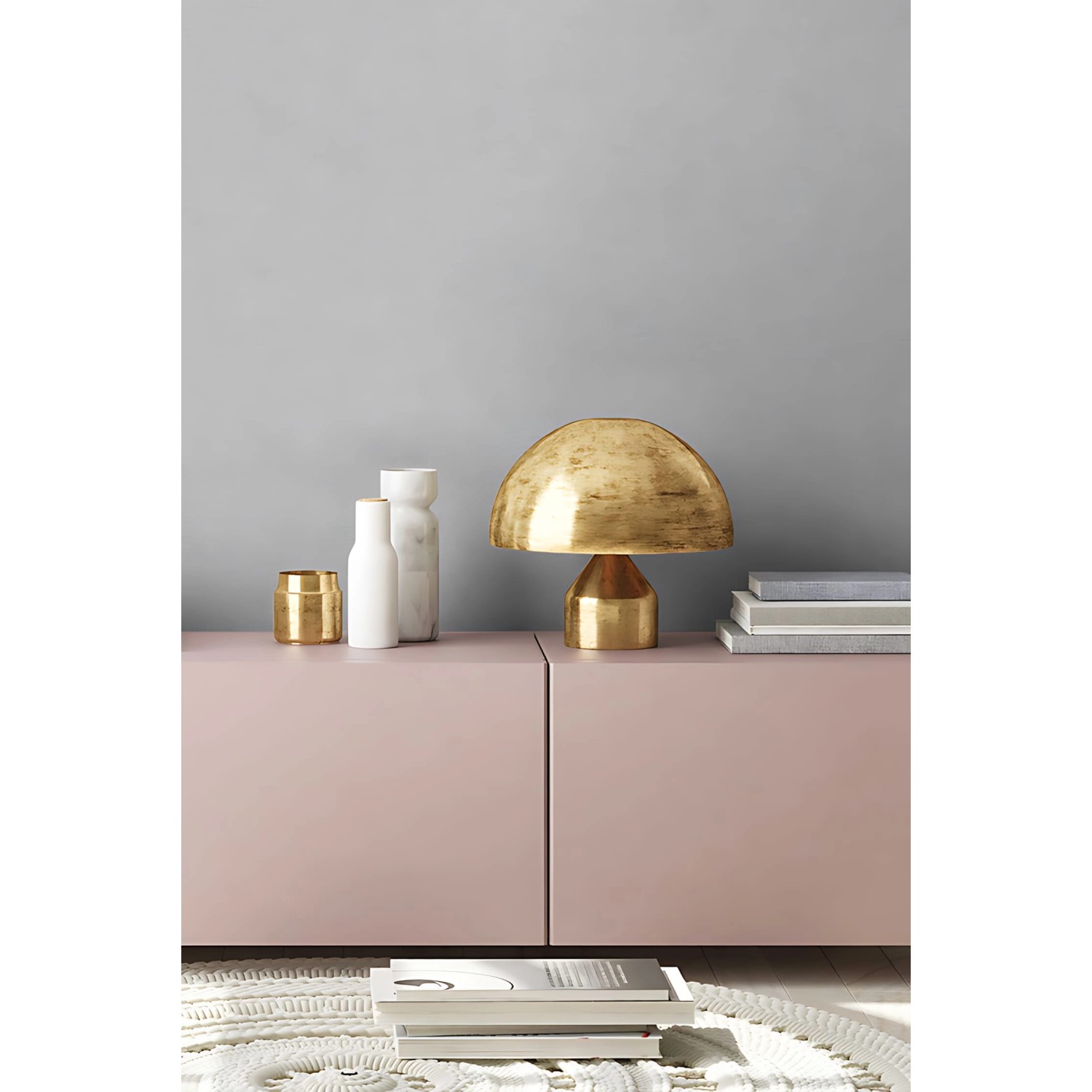 Graue Uni-Tapete von PROFHOME (374305-GU) an Wand hinter Kommode mit Deko.