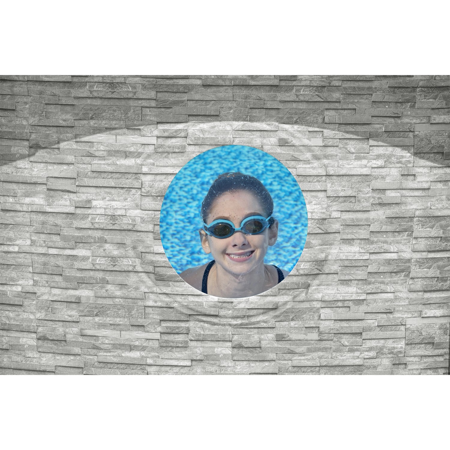 Frau mit Schwimmbrille im Bestway Stahlrahmenpool Swim Vista, Ø 549 cm, im Garten.