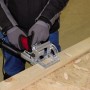 Einhell TC-BJ 900 Flachdübelfräse in Nutzung auf Holzbrett mit Dübeln und Leim.