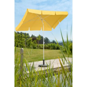 Goldgelber Schneider Balkonschirm Ibiza 180x120 cm mit Push-Up Mechanik auf Balkon.