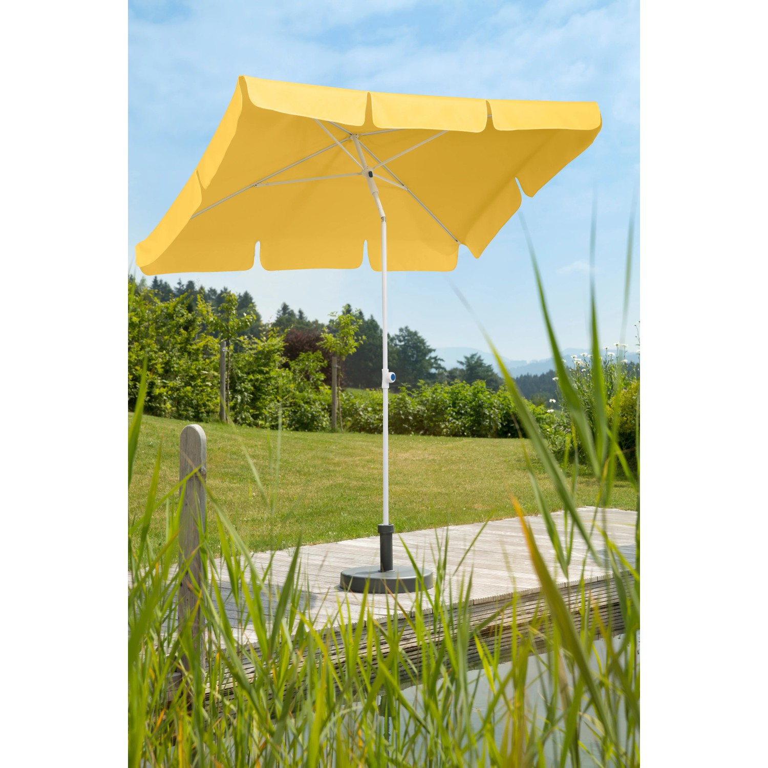 Goldgelber Schneider Balkonschirm Ibiza 180x120 cm mit Push-Up Mechanik auf Balkon.