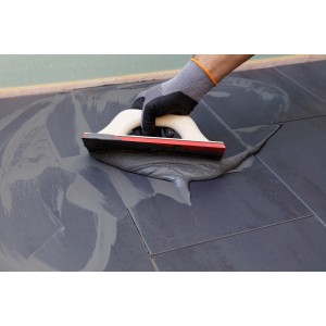 Auftragen von PCI Flexfugenmörtel Nanofug Premium Jurabeige auf Fliesen.