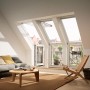 Heller Wohnraum mit Velux Dachbalkon-Fenster, klar lackiert, mit Zugang zum Balkon.