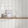 Helle Holz-Tapete in Grau-Weiß mit Streifen von Bricoflor für Wohn- und Schlafzimmer.