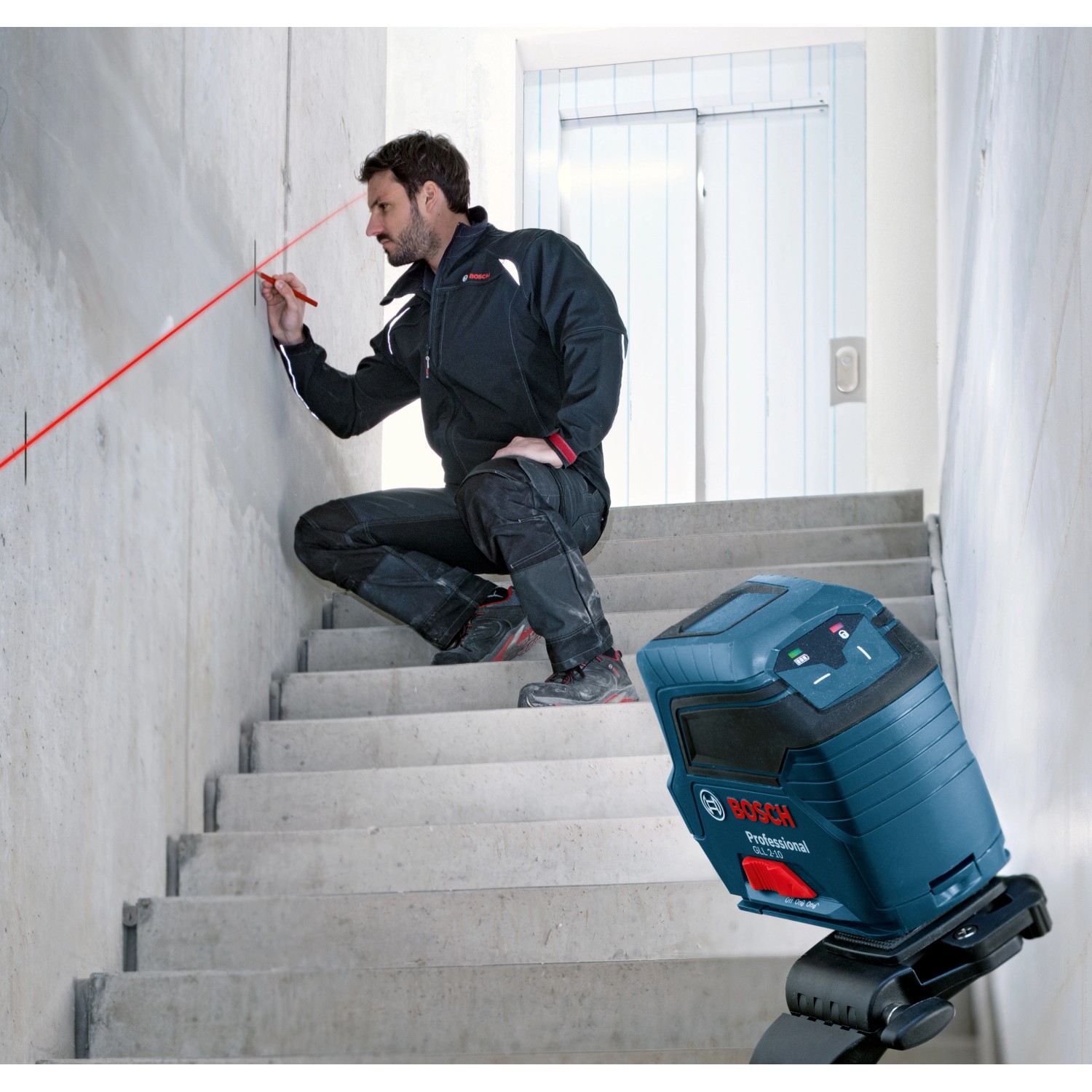 Bosch Professional GLL 2-10 Kreuzlinienlaser im Einsatz mit roter Laserlinie an einer Wand.