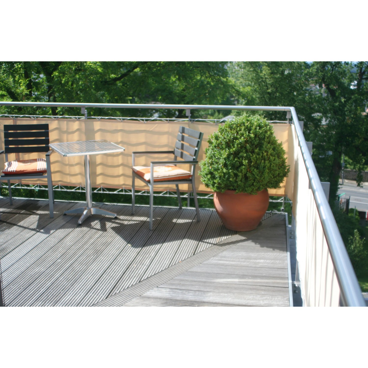 Floracord Balkonverkleidung Sisal (75x300cm) als Sichtschutz auf einem Balkon mit Möbeln und Pflanze.