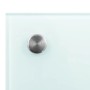 Detailaufnahme einer weißen Glas Küchenrückwand (100x50cm) mit silberner Halterung.