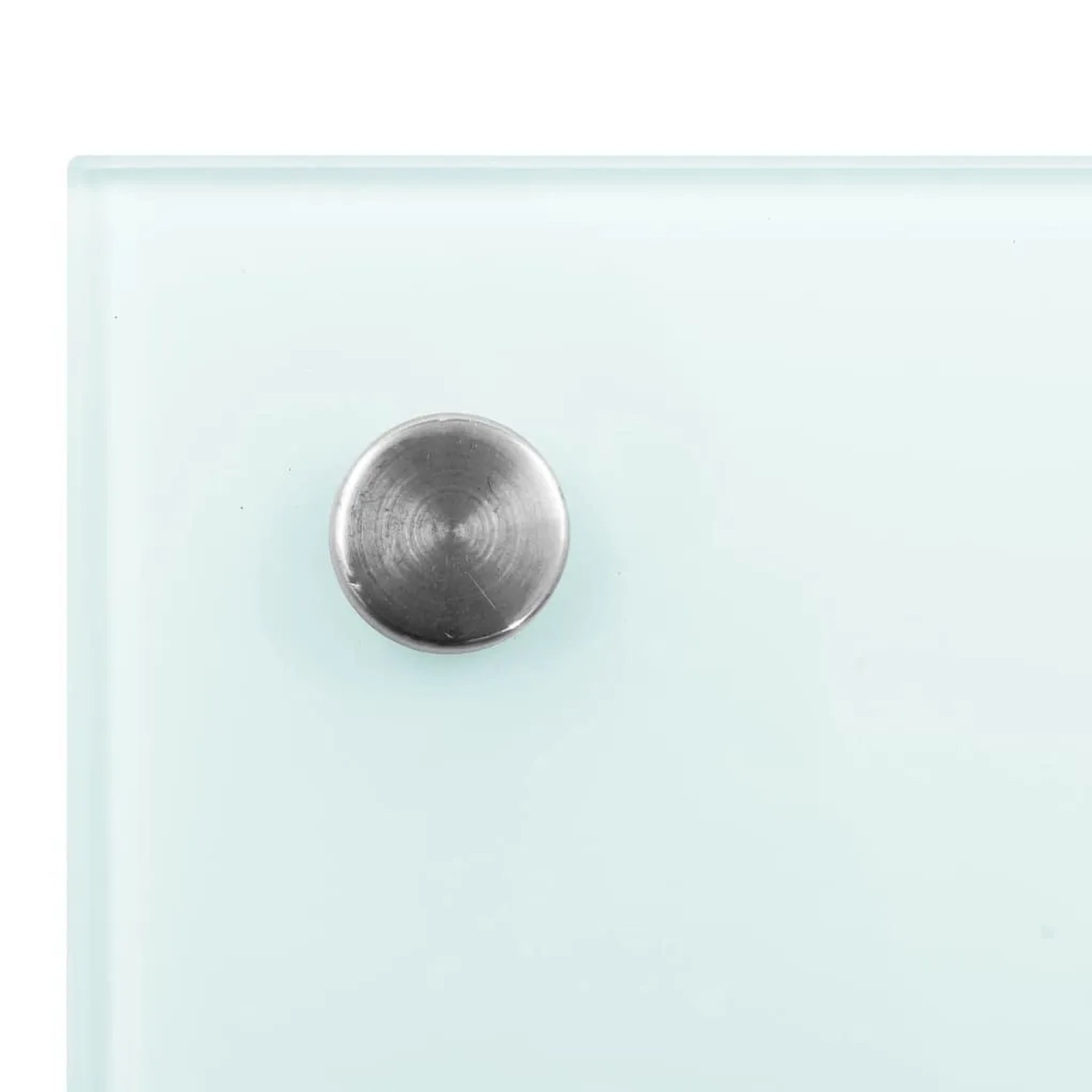 Detailaufnahme einer weißen Glas Küchenrückwand (100x50cm) mit silberner Halterung.