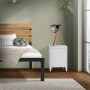 Weißer ML-Design Aktenschrank aus Stahl (40x30x57,5 cm) als Nachttisch im Schlafzimmer.