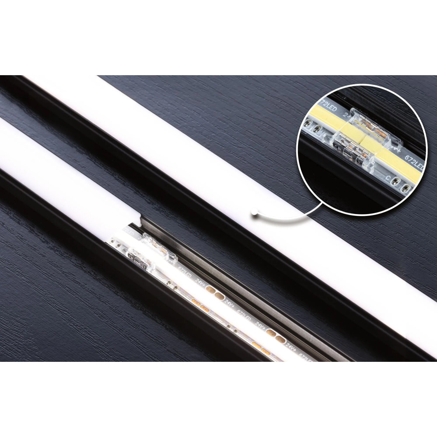 Paulmann MaxLED COB Connector-Set verbindet LED-Streifen nahtlos in schwarzem Profil, Detailansicht des Verbinders.