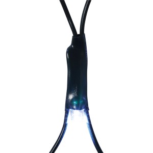 Detailaufnahme: Kaltweißes LED-Lichternetz mit grünem Kabel.